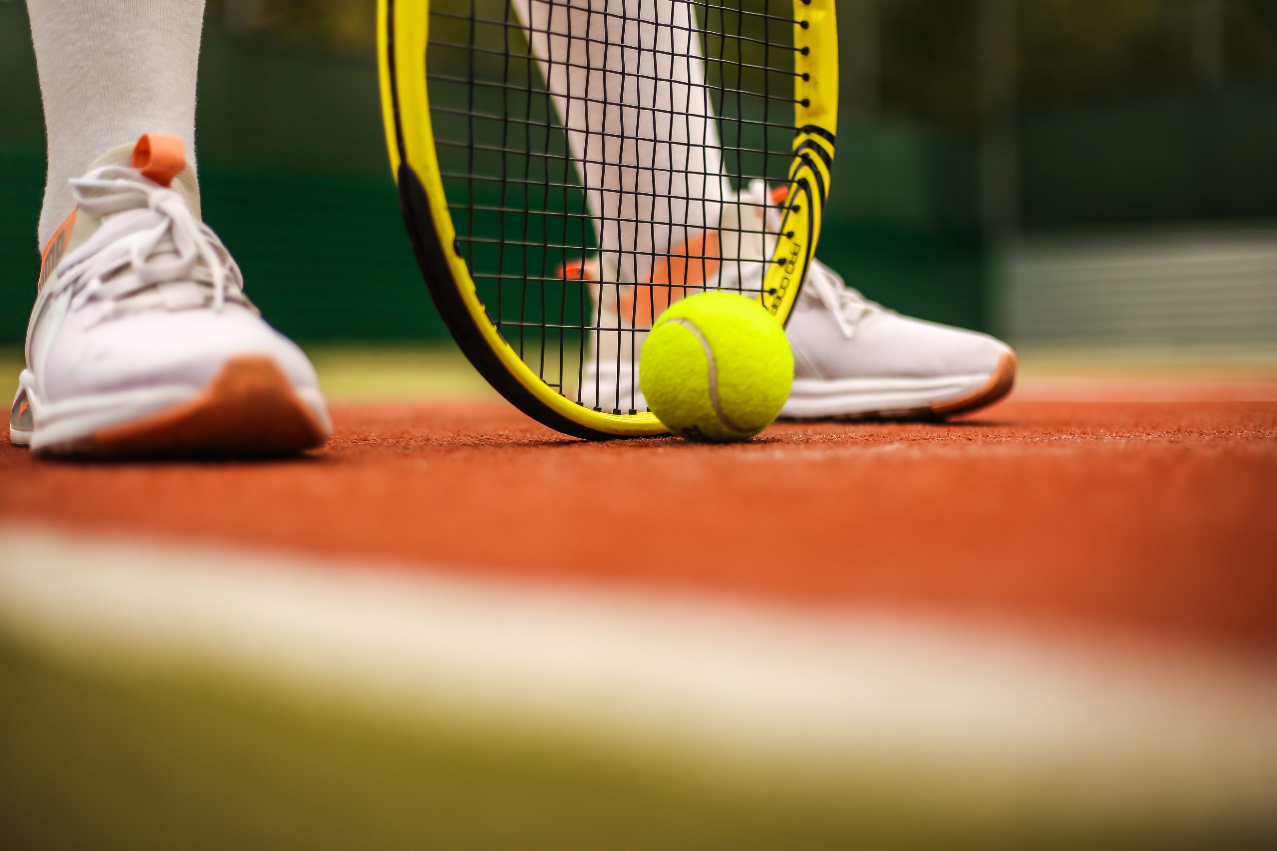 Ein Leitfaden für Tennisanfänger: Grundlagen, Techniken und Trainingstipps