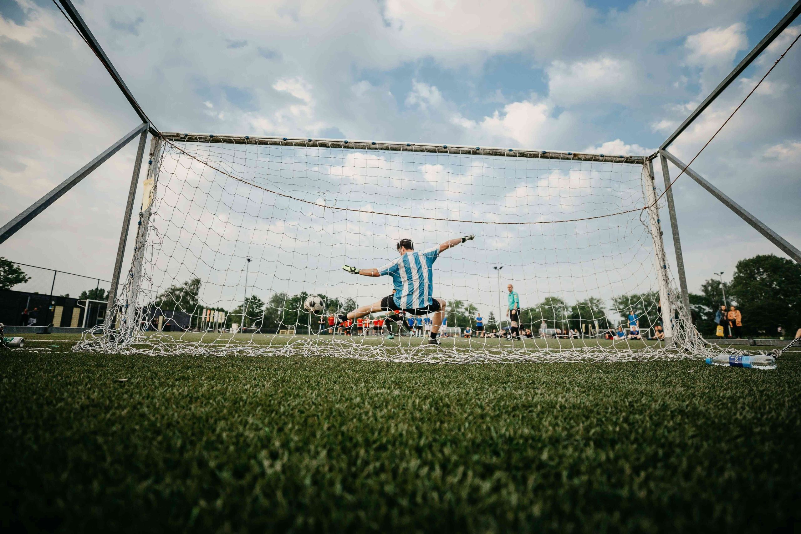 Vom Baumwollhemd zum Hightech-Material: Die Evolution der Fußballtrikots im Spiegel des Sports
